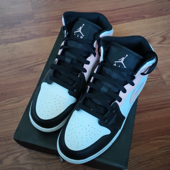 ❣️SOLD ❣️AIR JORDAN 1 MID GS - Picture 4 of 7